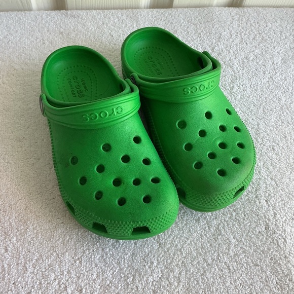 CROCS Kids Vibrant Green Slippers - Picture 4 of 10